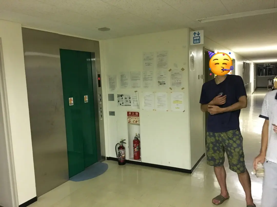 廊下の真ん中にエレベータ