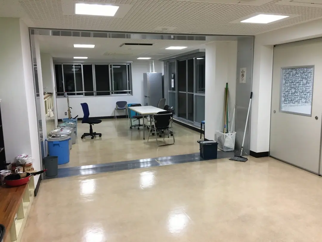 部屋の3倍ほど広い部屋に8人掛けの机と椅子がある
