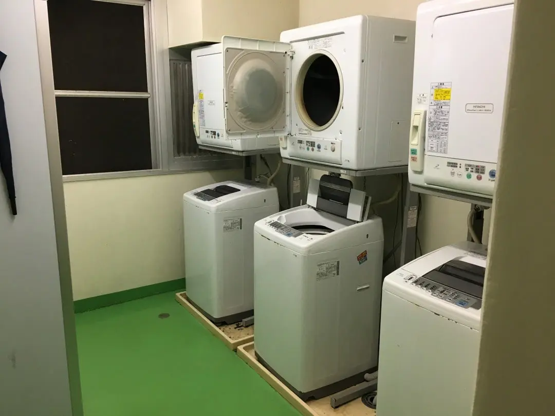 洗濯機の上に乾燥機が乗っている。それが3台並んでいる