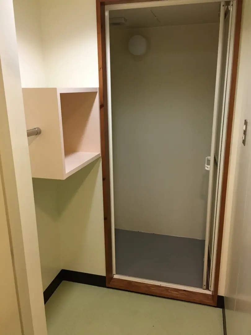 シャワー室の部屋。シャワーと脱衣所は分かれている