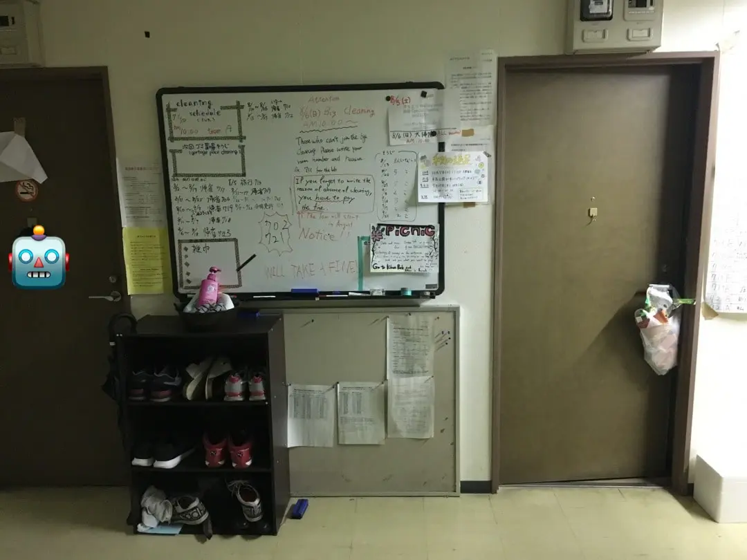 廊下の真ん中にホワイトボード。部屋と部屋の間にある