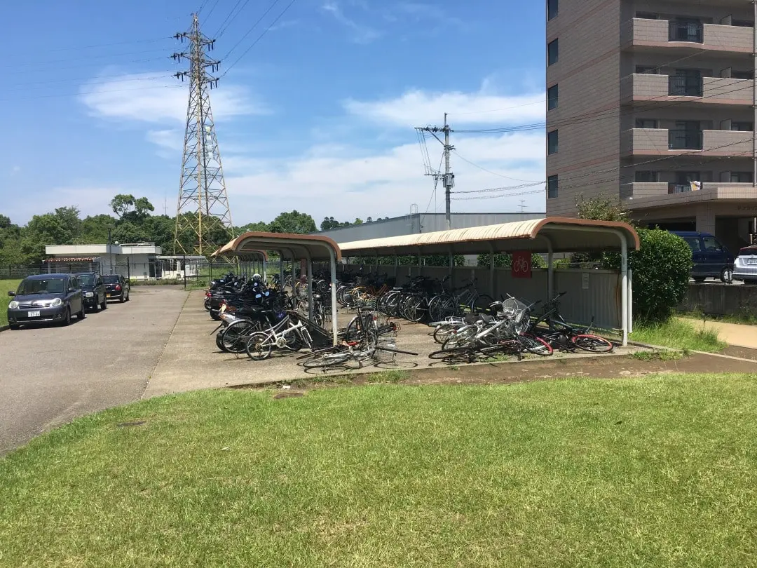 駐輪場の画像。自転車がたくさん止まっており、置き場には屋根がついている