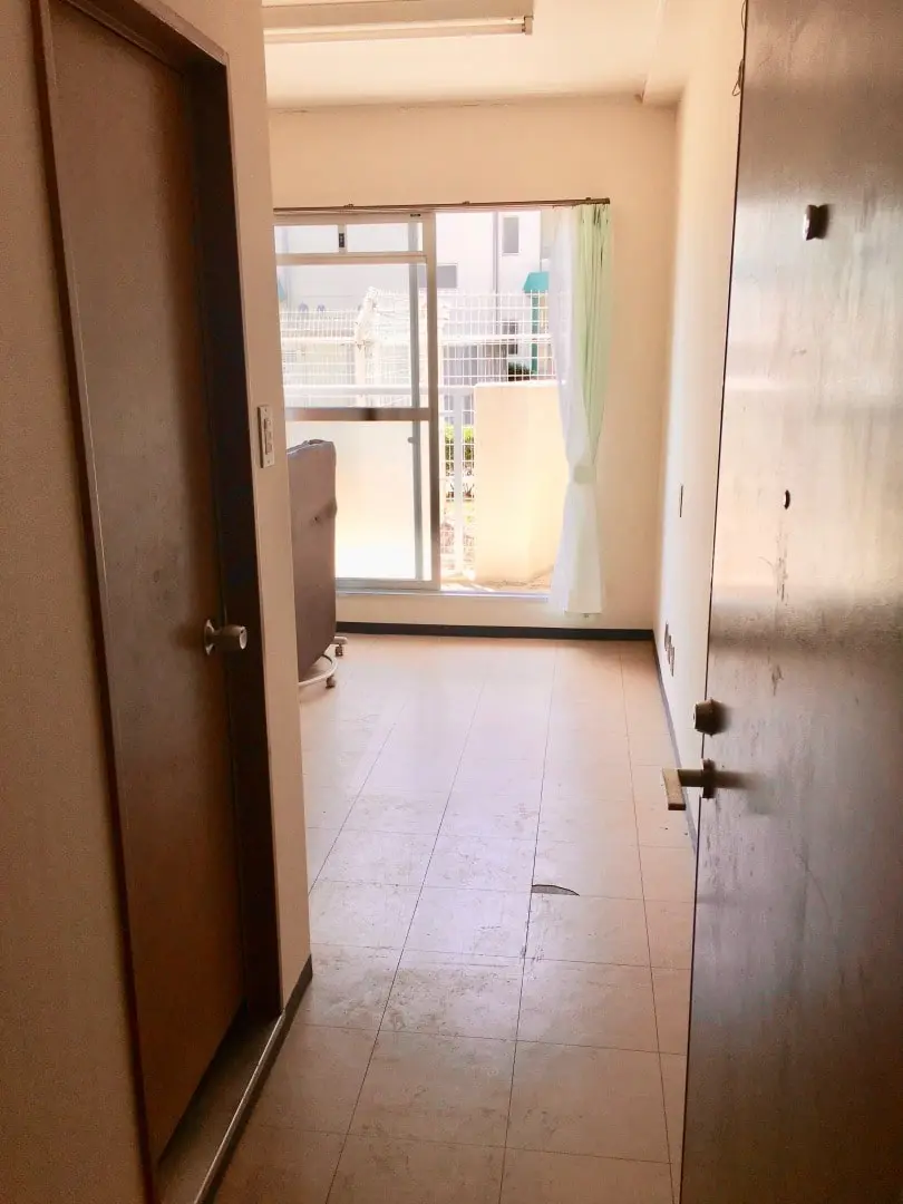 細長い通路の奥に6畳ほどの部屋